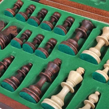 Nahansicht der Aufbewahrung der hellen und dunklen Holzfiguren in der Box