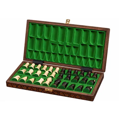 Geöffnete Box mit grünem Filz und verstauten schwarzen und weißen Figuren