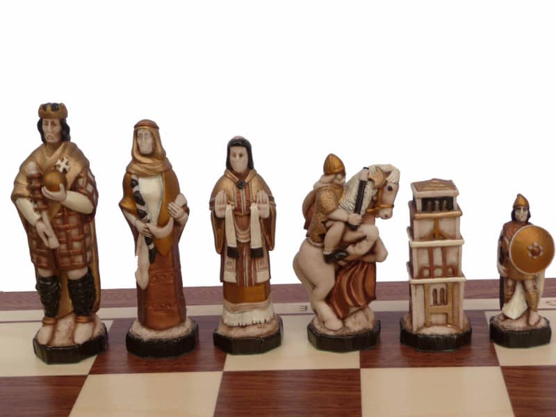 Klappbares Schachbrett aus Holz mit Aufbewahrung und handbemalten Schachfiguren – Bild 3