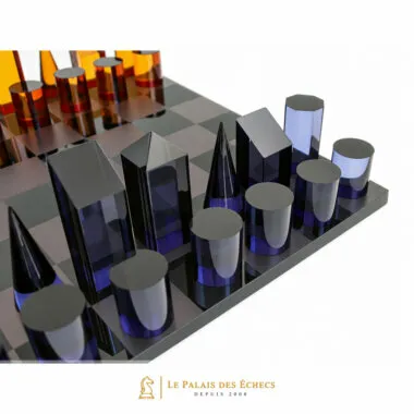 Nahaufnahme der violetten Plexiglasfiguren auf dem Schachbrett