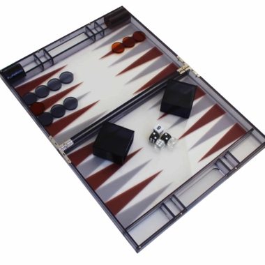 Moderne Backgammon aus grauem Plexiglas mit Damensteinen, Würfelbecher und Würfelset