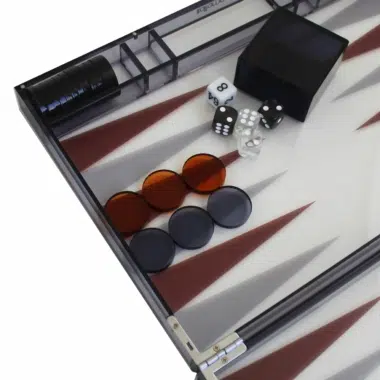 Moderne Backgammon aus grauem Plexiglas mit Damensteinen, Würfelbecher und Würfelset – Bild 3