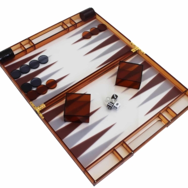 Moderne Backgammon aus orangefarbenem Plexiglas mit Damensteinen, Würfelbechern und Würfelset