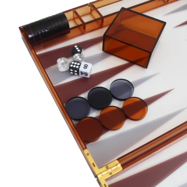 Alternative view of Moderne Backgammon aus orangefarbenem Plexiglas mit Damensteinen, Würfelbechern und Würfelset