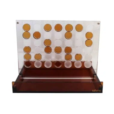 Vier Gewinnt aus orangefarbenem Plexiglas mit transparenten und orangen Spielsteinen im Tablett