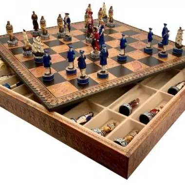 Piraten-Schachfiguren und Schachbrett aus Kunstleder mit Stauraum