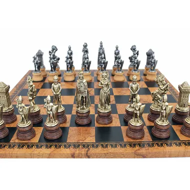 Schachfiguren Mary Stuart in Spielposition, Detailansicht der reliefartigen Figuren