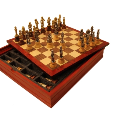 Schachspiel Florenz und Schachbrett aus Nussbaum und Ahorn mit Aufbewahrung