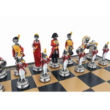 Handbemalte Napoleon-Schachfiguren aufgereiht auf dem Schachbrett