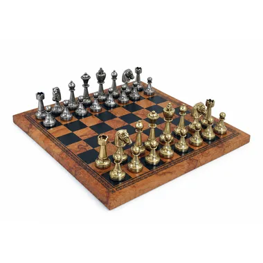 Staunton-Schachspiel aus Metall auf Kunstleder-Schachbrett mit Weltkarte, Gesamtansicht