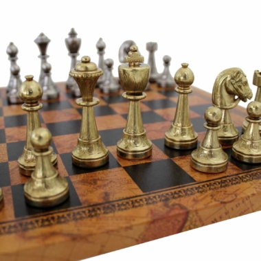 Alternative view of Staunton Schachspiel aus Metall & Schachbrett aus Kunstleder mit antikem Weltkartenmotiv