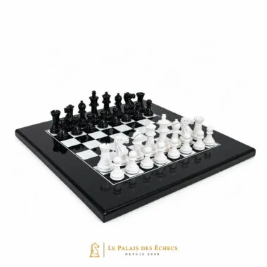 Zweifarbiges schwarz-weißes Schachspiel, Figuren in Startaufstellung auf lackiertem Brett