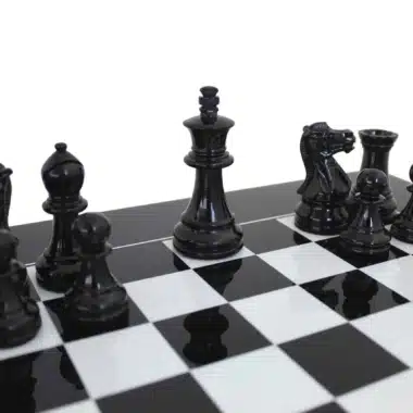 Alternative view of Zweifarbiges Schachspiel Schwarz-Weiß Modern aus Lackholz