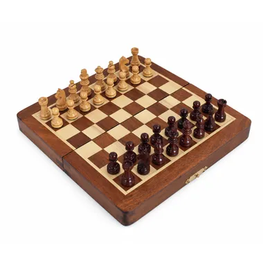 Geöffnetes Staunton-Schachspiel aus Holz mit allen aufgestellten Figuren