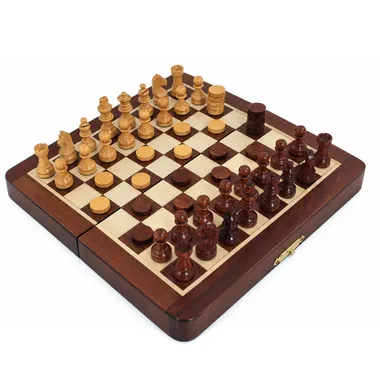 Geöffnetes Schach- und Damespiel aus Holz, Ansicht schräg mit aufgestellten Figuren