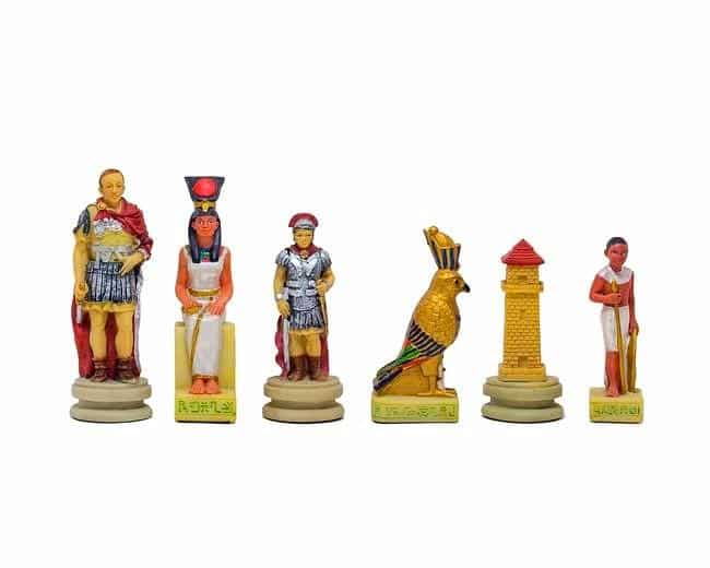 Schachspiel aus Harz Römisch gegen Ägyptisch und verziertes Harz-Schachbrett – Bild 5