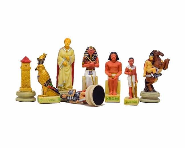 Schachspiel aus Harz Römisch gegen Ägyptisch und verziertes Harz-Schachbrett – Bild 4