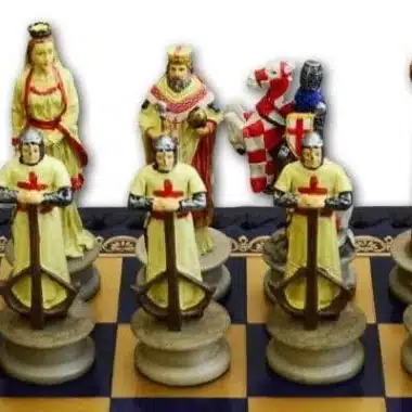 Detail der königlichen Figuren des Schachspiels Kreuzzug, König, Dame und Ritter