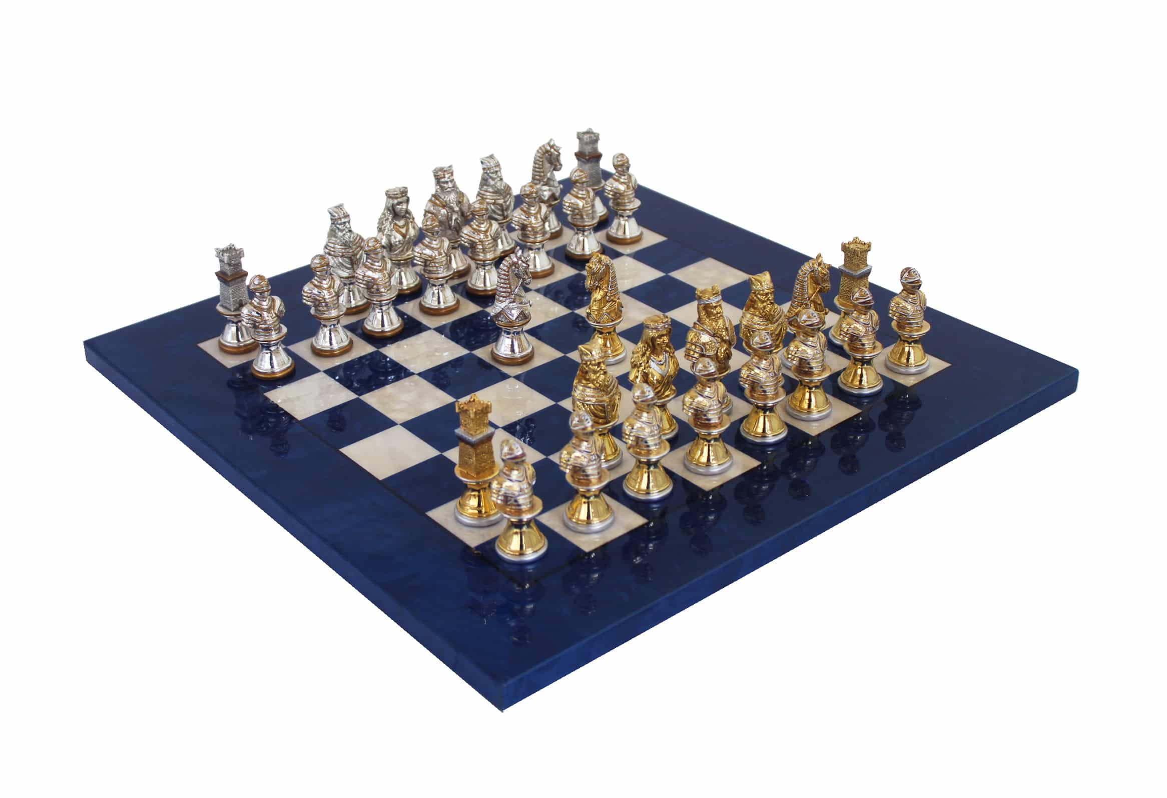 Schachfiguren aus Messing im mittelalterlichen Stil und Schachbrett aus Heideholz und blauem Ahorn