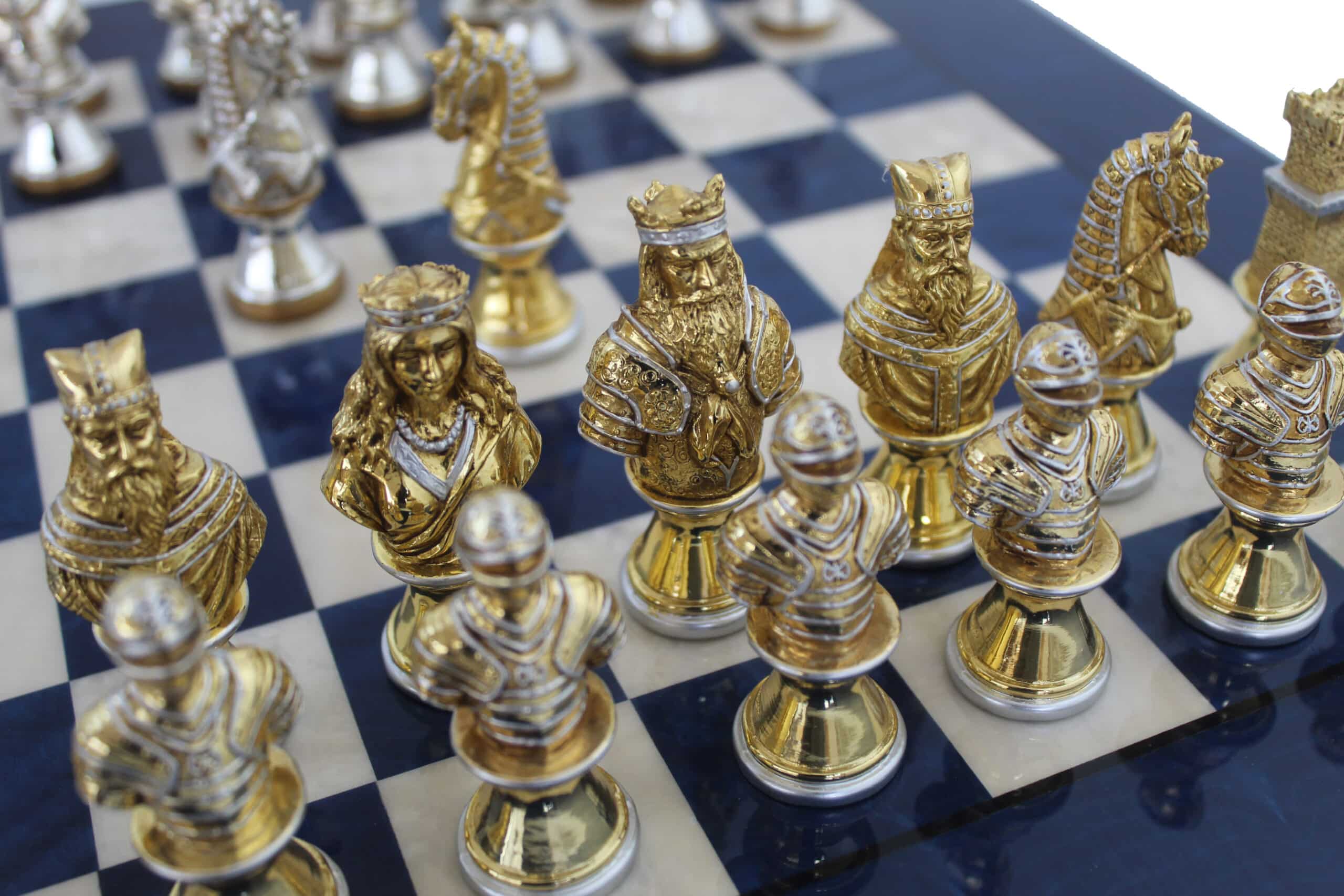 Schachfiguren aus Messing im mittelalterlichen Stil und Schachbrett aus Heideholz und blauem Ahorn – Bild 2