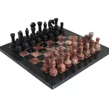 Schachspiel aus Rosa- und Schwarzmarmor