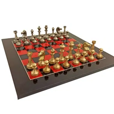 Künstlerische Schachfiguren aus Messing und Schachbrett aus lackiertem Wurzelholz