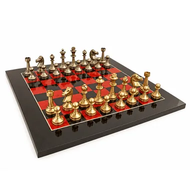 Komplettes Schachset mit goldenen und silbernen Messingfiguren auf rot-schwarzem Brett