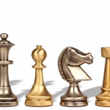 Alternative view of Künstlerische Schachfiguren aus Messing und Schachbrett aus lackiertem Wurzelholz