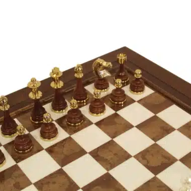 Goldplattierte Staunton-Figuren auf dem Holzschachbrett aufgestellt