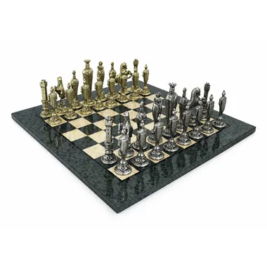 Komplettes Schachspiel mit mittelalterlichen italienischen Figuren auf grauem Holzbrett