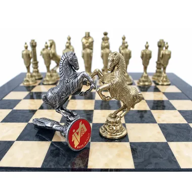 Detailansicht der silbernen und goldenen Springer gegenüberstehend auf dem Brett