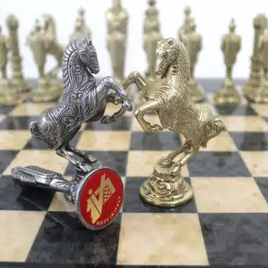 Alternative view of Große mittelalterliche italienische Figuren und Schachbrett aus Wurzelholz und grauem Ahorn