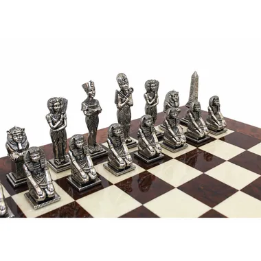 Schachfiguren Ägypten aus versilbertem Metall von vorne auf dem Schachbrett