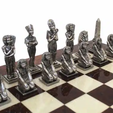 Alternative view of Ägyptische Figuren aus Metall und Schachbrett aus Wurzelholz und lackiertem Nussbaum