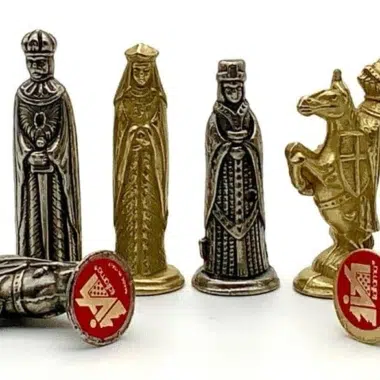 Alternative view of Mittelalterliche Figuren aus Metall & Schachbrett aus Kunstleder mit Stauraum