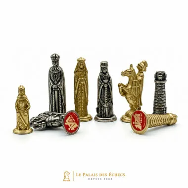 Detailansicht der mittelalterlichen Figuren aus goldenem und silbernem Metall mit verzierten Sockeln