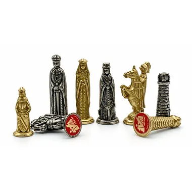 Detailansicht der mittelalterlichen Figuren aus goldenem und silbernem Metall mit verzierten Sockeln