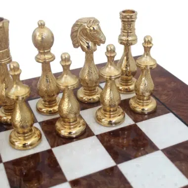 Alternative view of Schachfiguren aus vergoldetem und versilbertem Metall und Schachbrett aus Ulmen- und Wurzelholz, lackiert