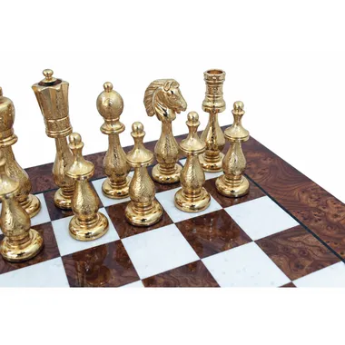 Detail der goldenen Figuren, fein ziselierter Springer und Turm auf dem Schachbrett