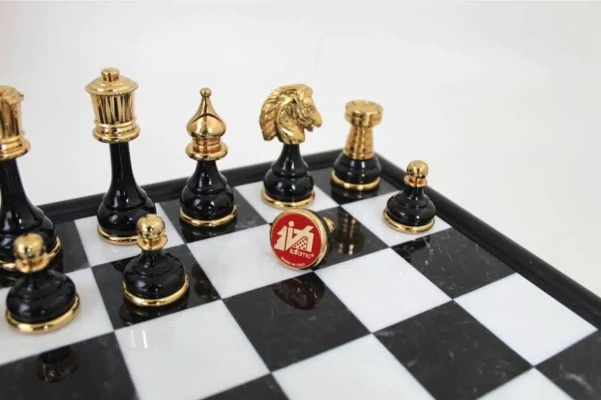 Schachspiel aus massivem Messing und Holz mit Gold- und Silberbeschichtung & Schachbrett in Schwarz auf Holz- und Carrara-Marmorfuß – Bild 3