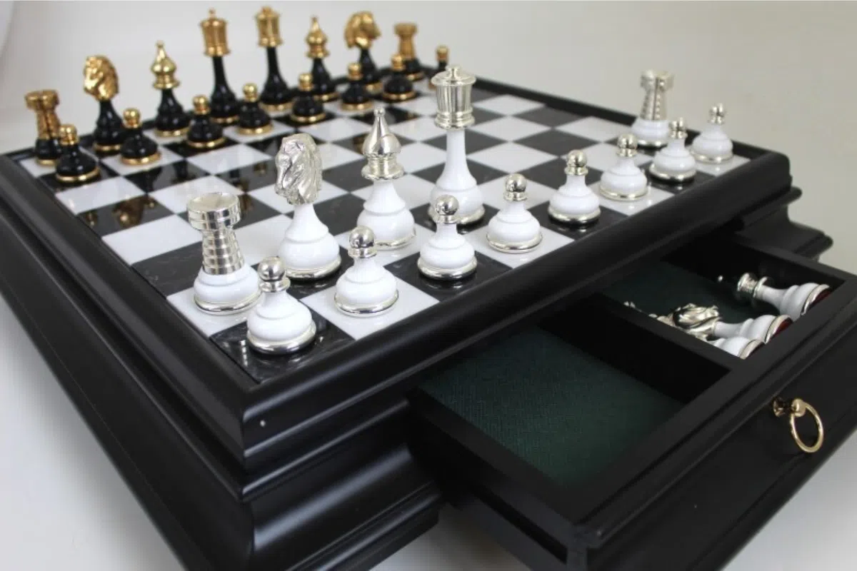Schachspiel aus massivem Messing und Holz mit Gold- und Silberbeschichtung & Schachbrett in Schwarz auf Holz- und Carrara-Marmorfuß – Bild 2