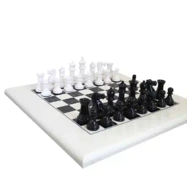 Schwarz-weiße Staunton Schachfiguren und weißes Schachbrett