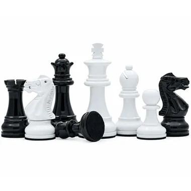 Schwarze und weiße Staunton-Schachfiguren nebeneinander aufgereiht