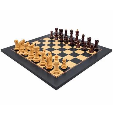Schachspiel und Schachbrett 'Le Jeu de la Dame' diagonal fotografiert, Figuren in Ausgangsstellung