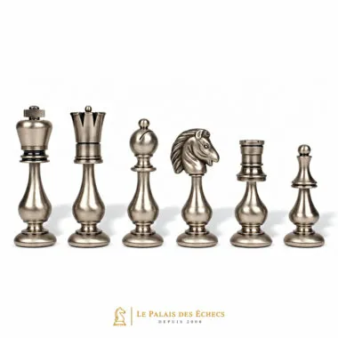 Schachfiguren aus silbernem Messing, Detail von Dame, Bauer, Springer und Turm