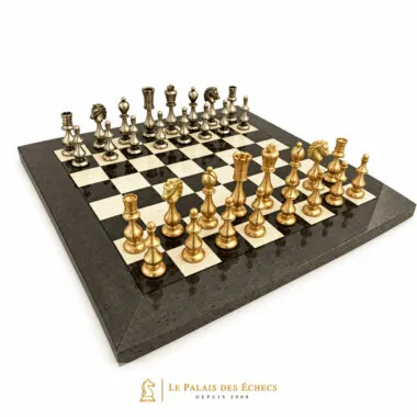 Komplettes Schachspiel aus goldenem und silbernem Messing auf grauem Brett