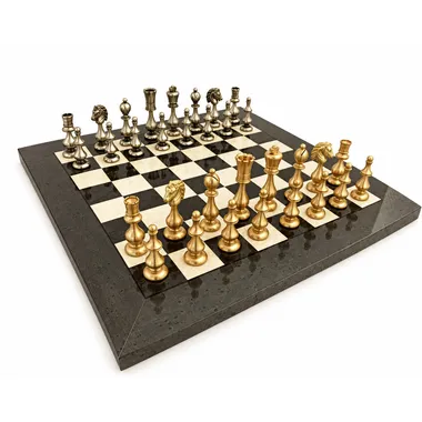 Komplettes Schachspiel aus goldenem und silbernem Messing auf grauem Brett