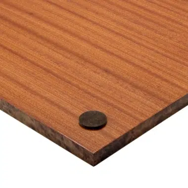 Hintere Ecke des Schachbretts, Holzrückseite mit sichtbarem Filzgleiter