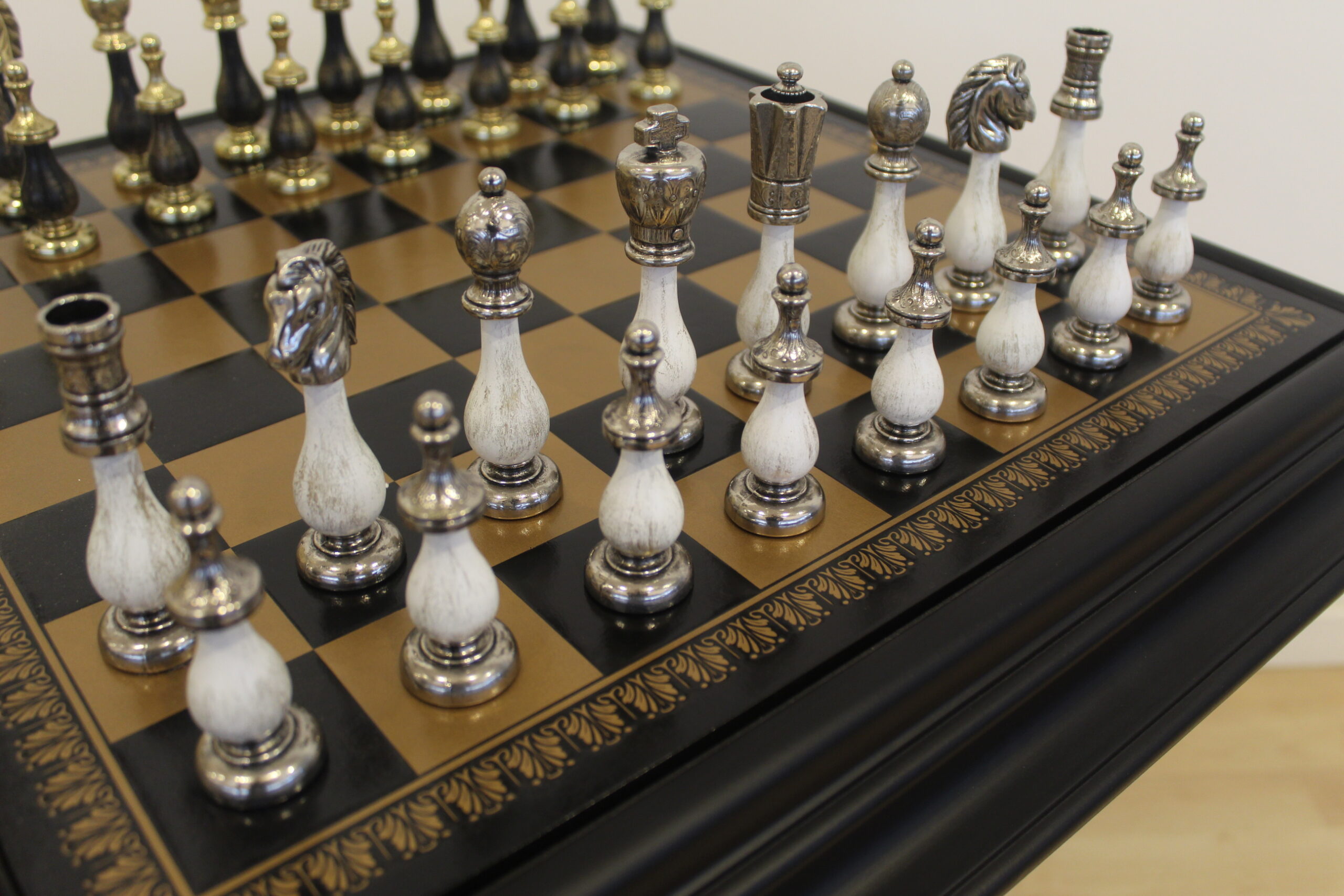 Schachspieltisch aus Holz und Schachfiguren aus Metall und Schwarz-Weiß Holz – Bild 3