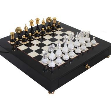 Schachbrett auf Fuß aus Schwarz und Weiß mit Schachfiguren aus Messing und Schwarz-Weiß Holz